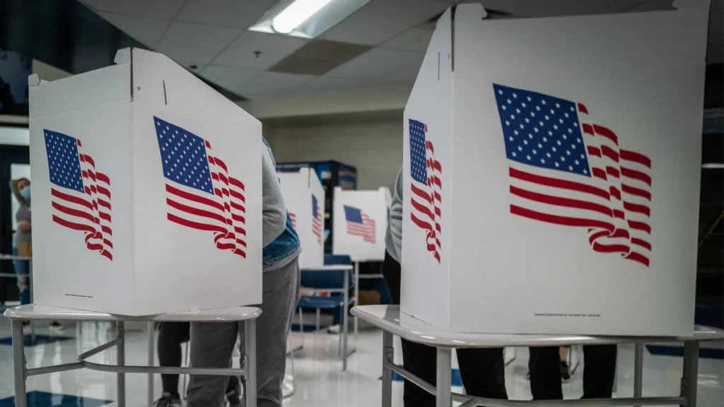 Boleta de votación electoral de Estados Unidos y pasaporte estadounidense