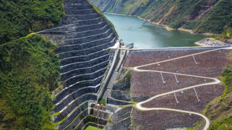 Nivel del agua en el embalse de Mazar durante el inicio del periodo de estiaje en Ecuador