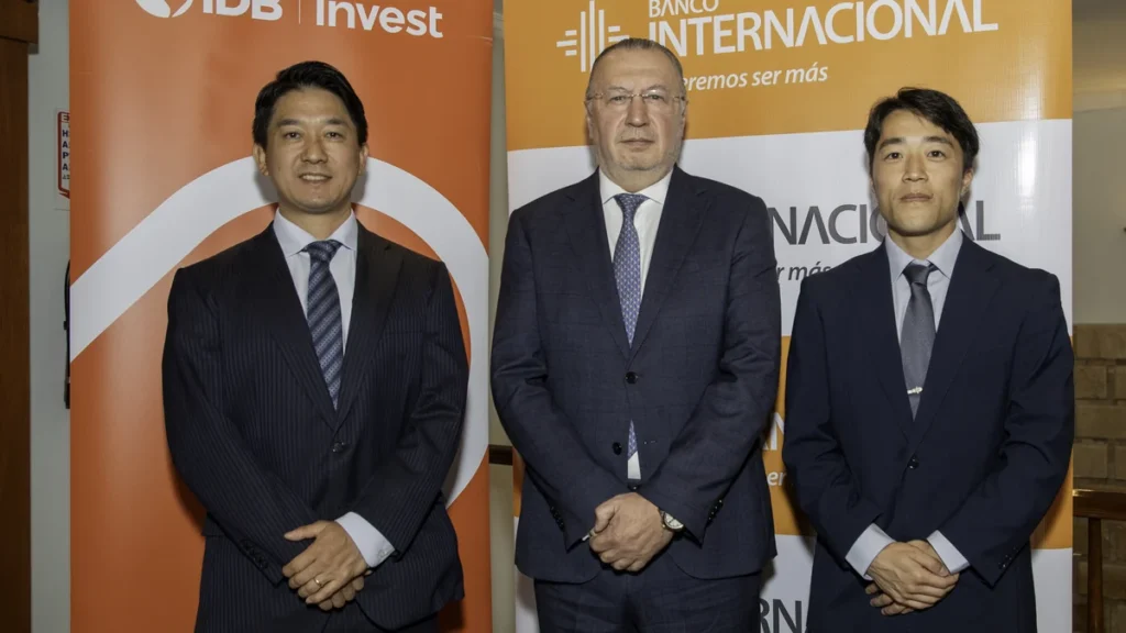 Directivos de Banco Internacional y JICA tras firmar un acuerdo de financiamiento