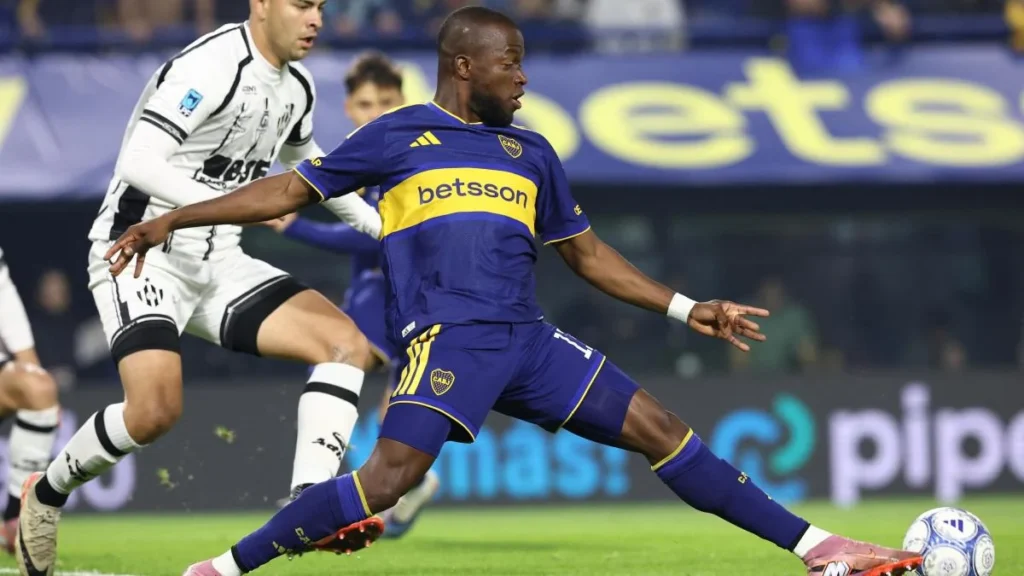 El delantero ecuatoriano Enner Valencia celebrando con la camiseta de Boca Juniors