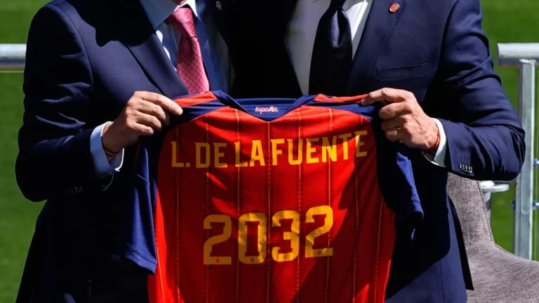 Luis de la Fuente formalizando la extensión de su vínculo como seleccionador de España