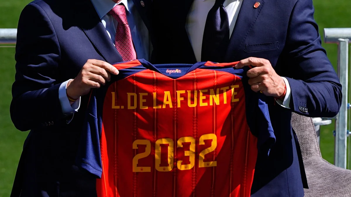 Luis de la Fuente formalizando la extensión de su vínculo como seleccionador de España