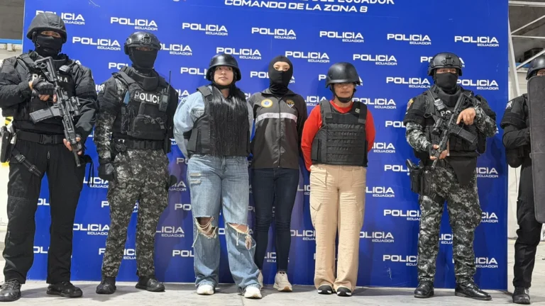 Llegada de la esposa e hija de alias Fito a Guayaquil bajo resguardo