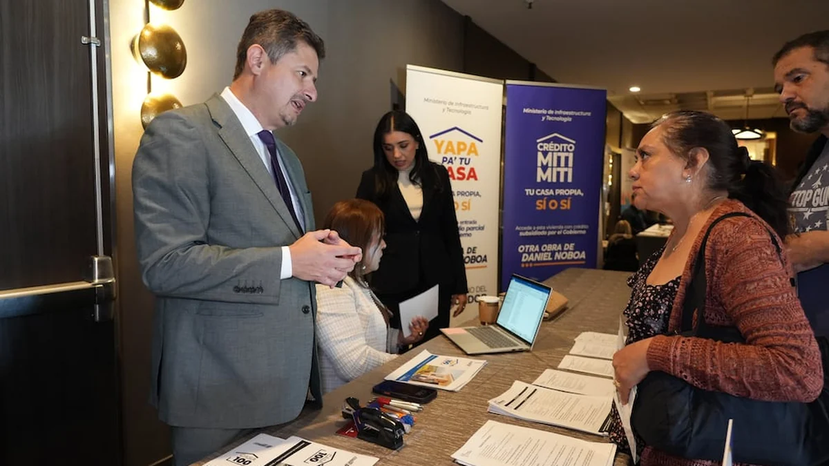 Ecuatorianos en Nueva York consultando proyectos de vivienda en Ecuador