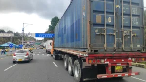 Tractocamiones con carga de arroz ecuatoriano cruzando el puente Rumichaca