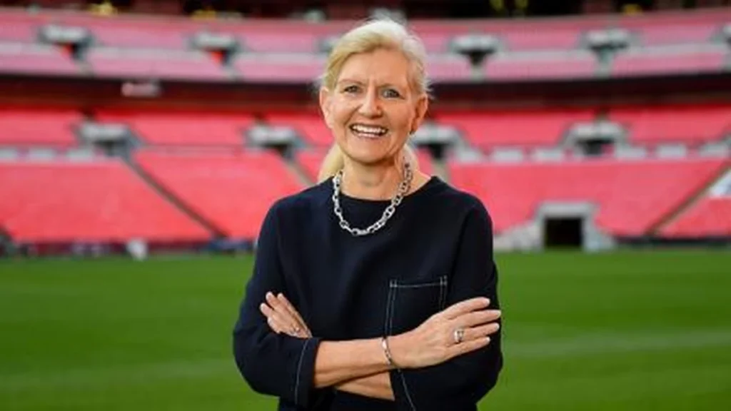 Debbie Hewitt, presidenta de la Federación Inglesa de Fútbol