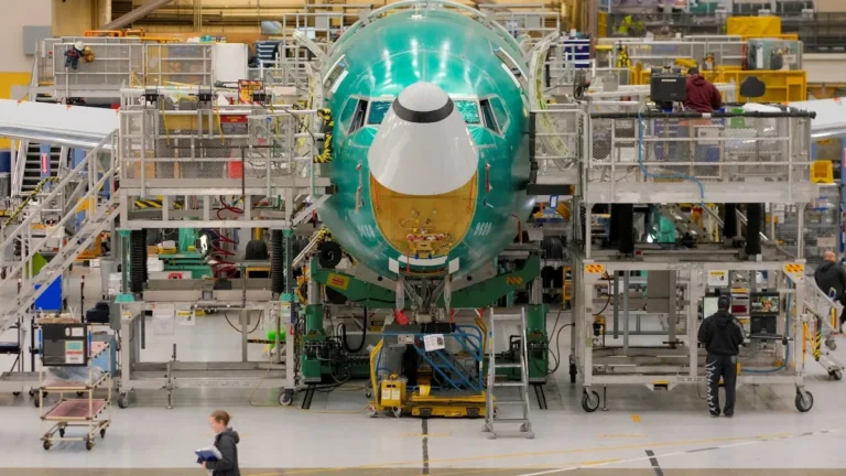 Avión Boeing 737 Max en pista de aterrizaje