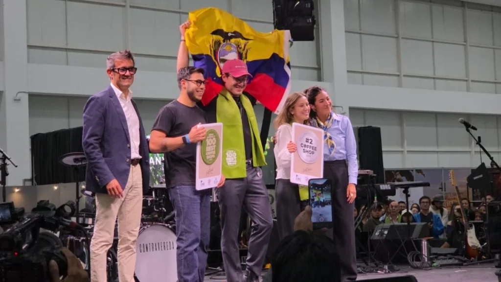 Entrega de galardón a la cafetería Fankor de Quito en evento cafetero
