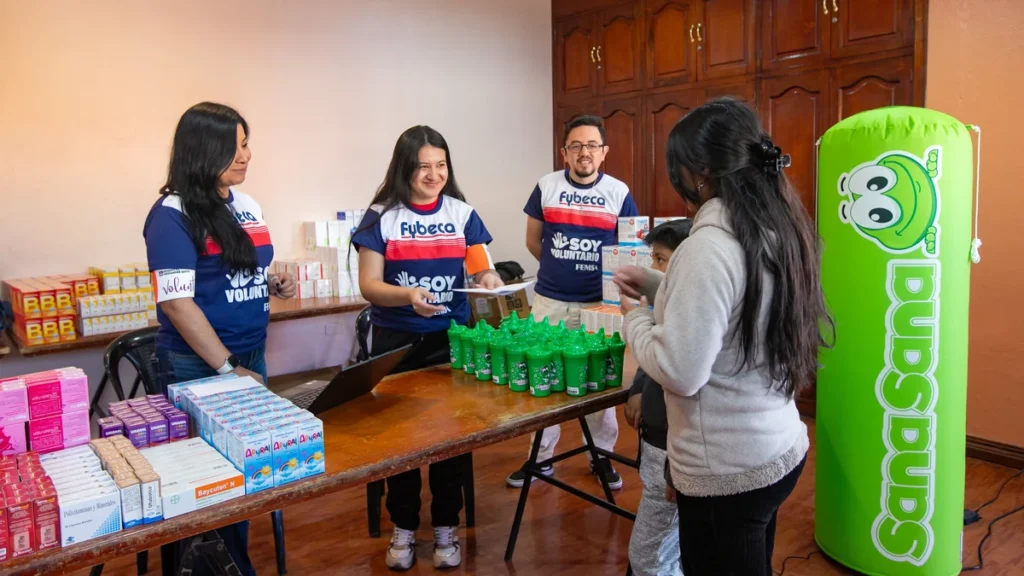 Personal de FEMSA Salud brinda atención comunitaria en Quito