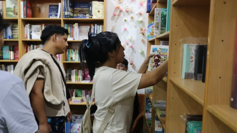 Asistentes y jóvenes en la Feria Internacional del Libro de Guayaquil