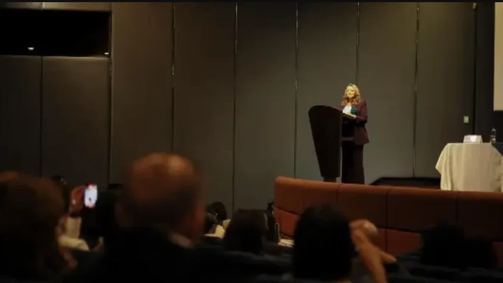Ceremonia de reconocimiento público de la Fiscalía a una víctima de violencia sexual