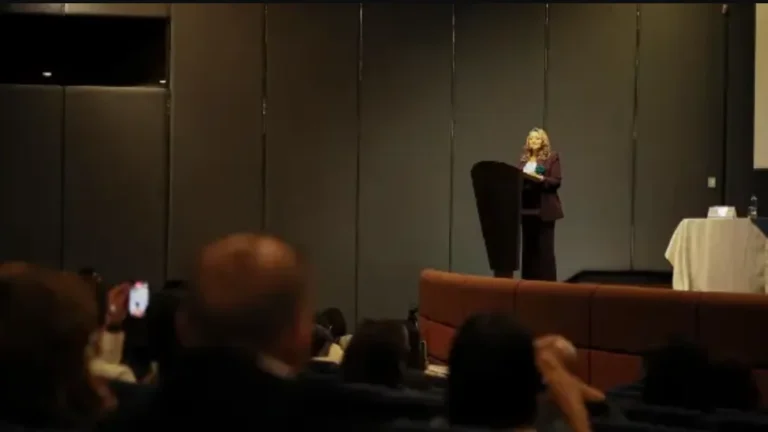 Ceremonia de reconocimiento público de la Fiscalía a una víctima de violencia sexual