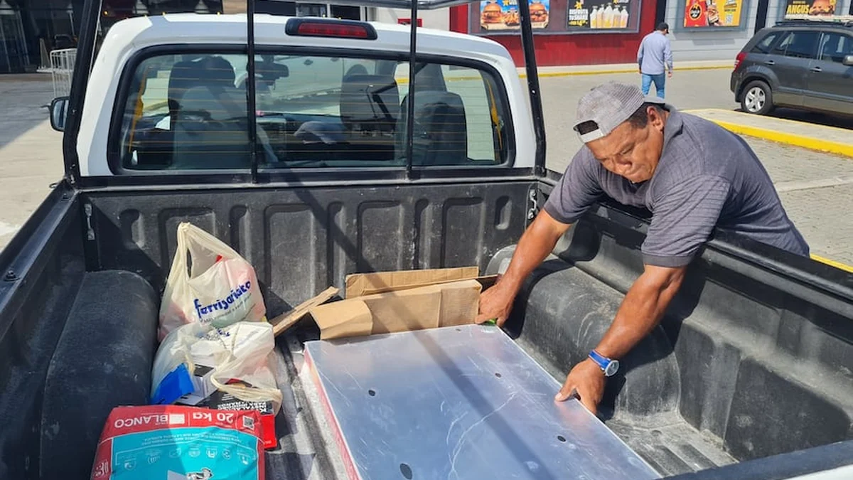 Fleteros esperando clientes junto a ferreterías en Guayaquil