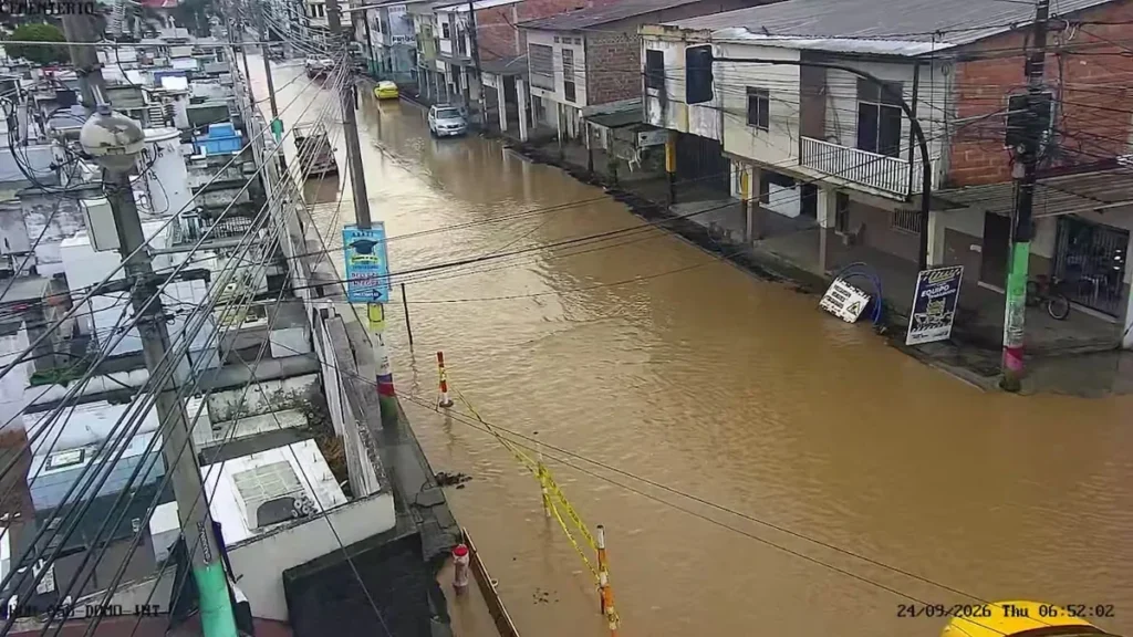 Bomberos y brigadas de rescate auxiliando a damnificados en Chone Manabí