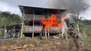 Militares ecuatorianos en operativo contra campamento del Frente Oliver Sinisterra en Urcuqui