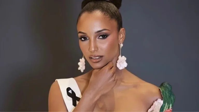 Gabrielle Henry, Miss Universo Jamaica, en traje de gala en el escenario