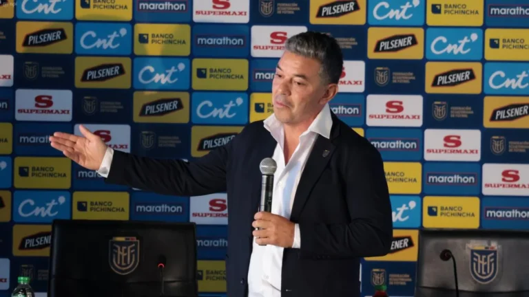 Marcelo Gallardo director técnico de la Selección ecuatoriana de fútbol en rueda de prensa