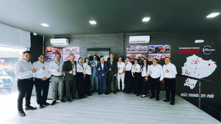 Equipo de Grupo Roldan en la inauguracion del concesionario Jetour en El Coca