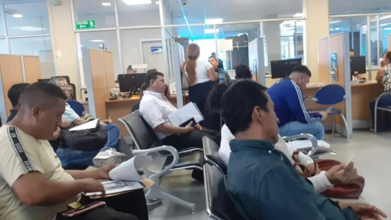 Usuarios esperan turno para ingresar reclamos en agencia de CNEL en Guayaquil