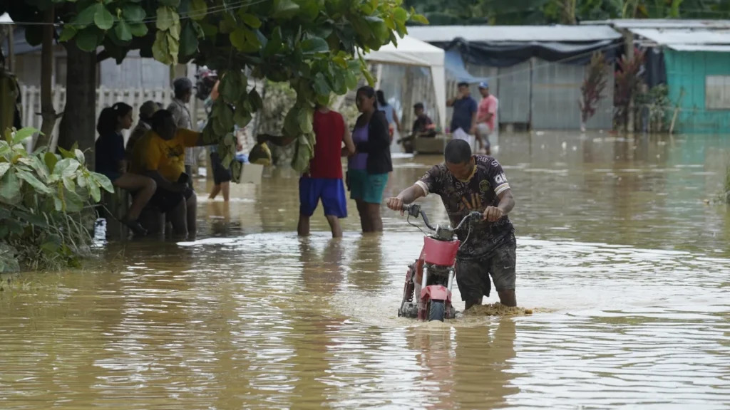 Calle inundada en una zona rural de la provincia del Guayas