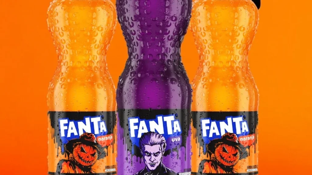 Tres botellas de Fanta con etiquetas de un espantapájaros y un vampiro