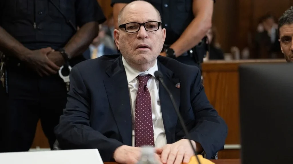 Harvey Weinstein durante lectura de sentencia en tribunal de Nueva York