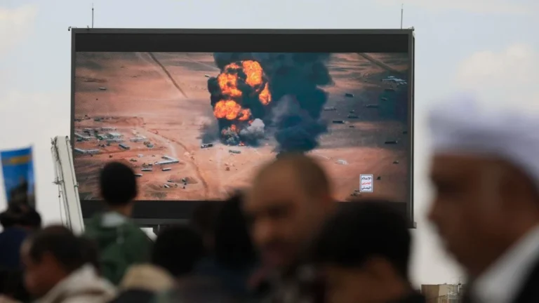 Columna de humo tras bombardeos aéreos en territorio yemení