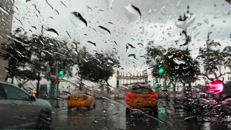 Cielo nublado con precipitaciones sobre una avenida urbana en Ecuador