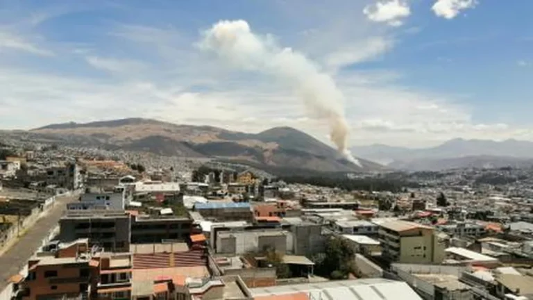 Bomberos de Quito trabajando en el incendio forestal del Casitagua