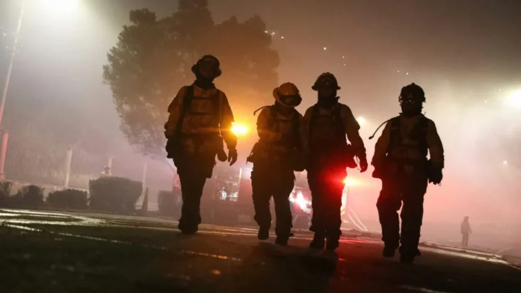 Cierre vial en la avenida Velasco Ibarra por el incendio forestal en La Vicentina, Quito