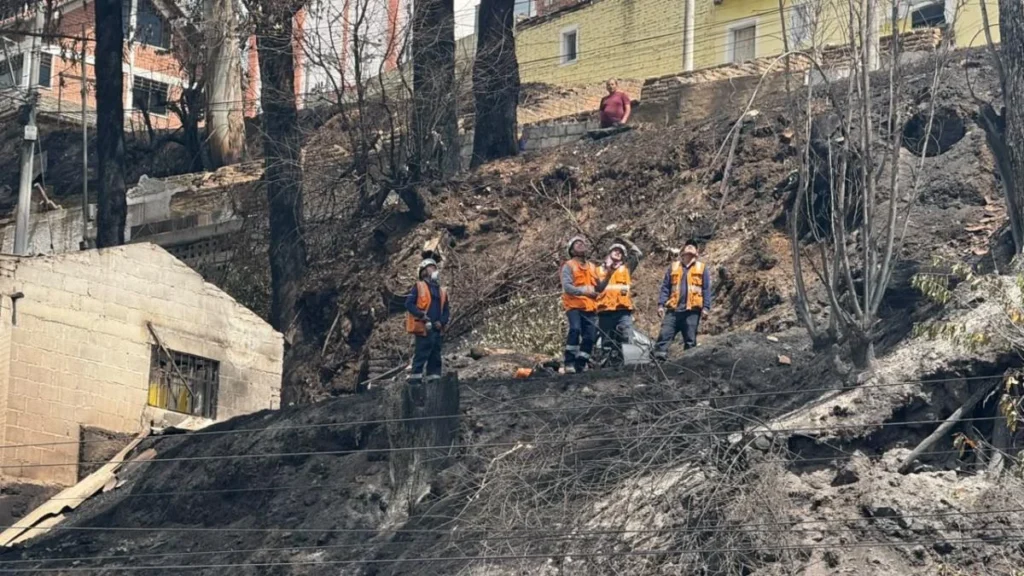 Cuadrilla de bomberos trabaja en un incendio forestal en Quito