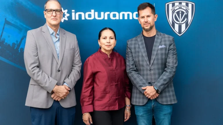 Representantes de Indurama e Independiente del Valle en la firma de la alianza