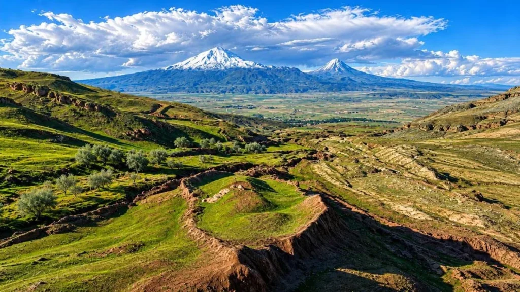 Arqueólogos y equipos de perforación geológica en las laderas del monte Ararat en Turquía