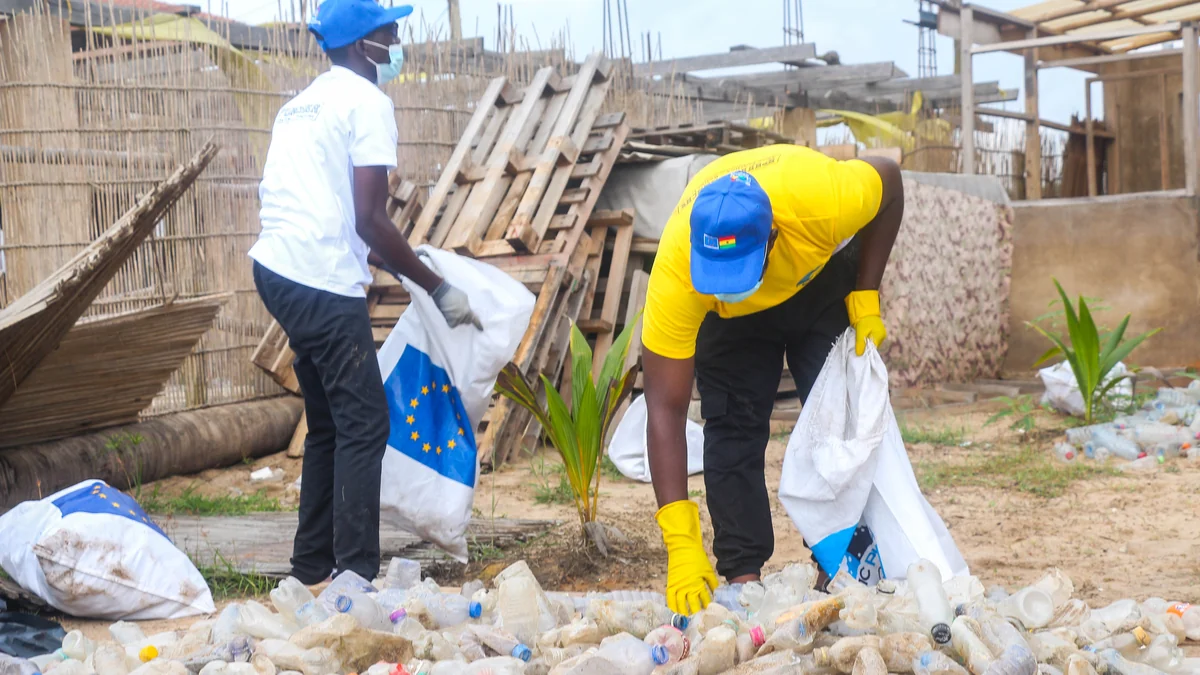 Grupo de voluntarios participando en una limpieza de playa