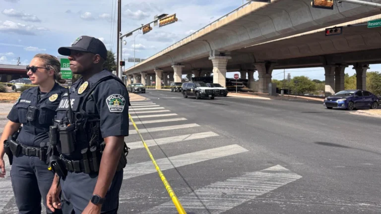 Zona acordonada tras tiroteo policial en una avenida de Austin Texas