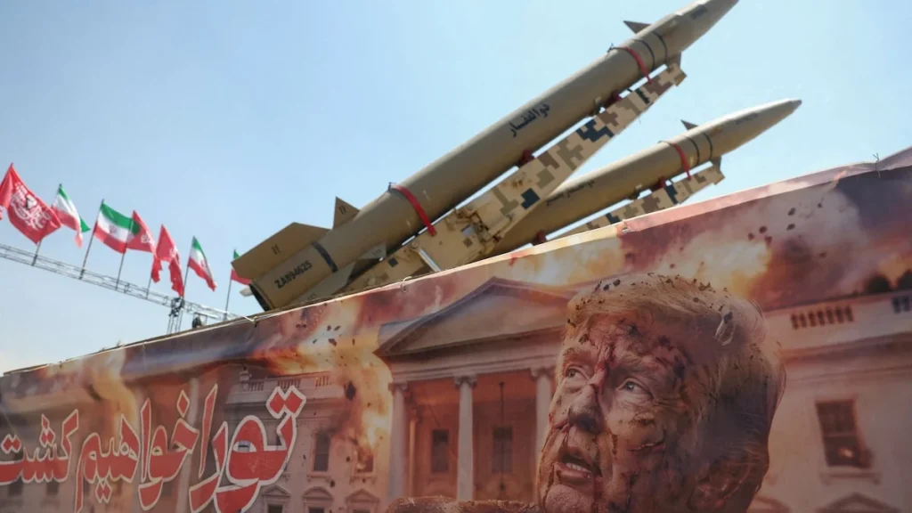 Autoridades militares de Irán en desfile