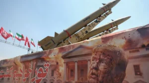 Autoridades militares de Irán en desfile