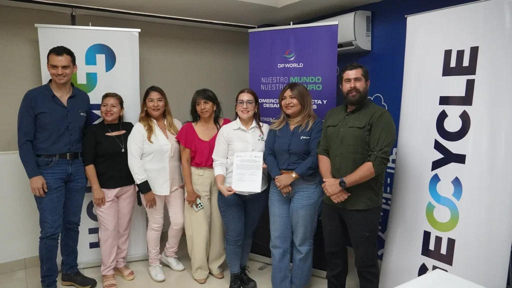 Firma de convenio entre DP World, Geocycle y Fundación Holcim Ecuador en la Isla Puná