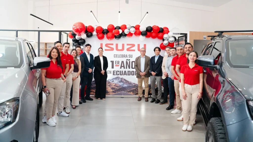 Celebración de Isuzu en Ecuador por ventas de camionetas