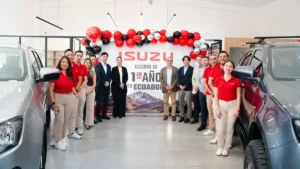 Celebración de Isuzu en Ecuador por ventas de camionetas