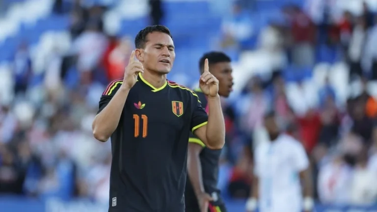 Jairo Vélez celebrando con la selección peruana