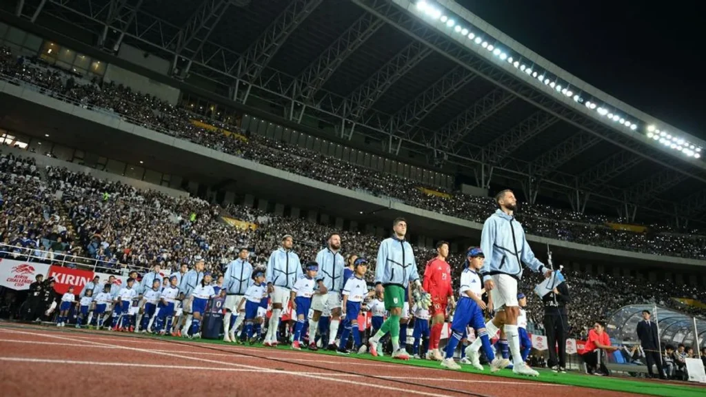 Jugadores de Japón y Uruguay disputando el balón en el amistoso internacional