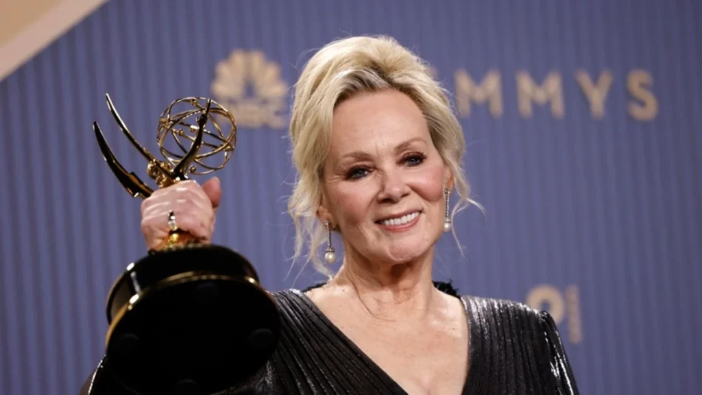 Jean Smart sostiene su Emmy en el escenario del Peacock Theater
