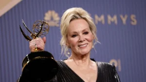 Jean Smart sostiene su Emmy en el escenario del Peacock Theater
