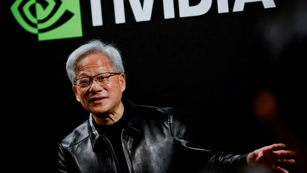 Jensen Huang, director ejecutivo de Nvidia, gesticulando durante una presentación corporativa