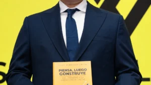 Presentación del libro Piensa, luego construye en Guayaquil