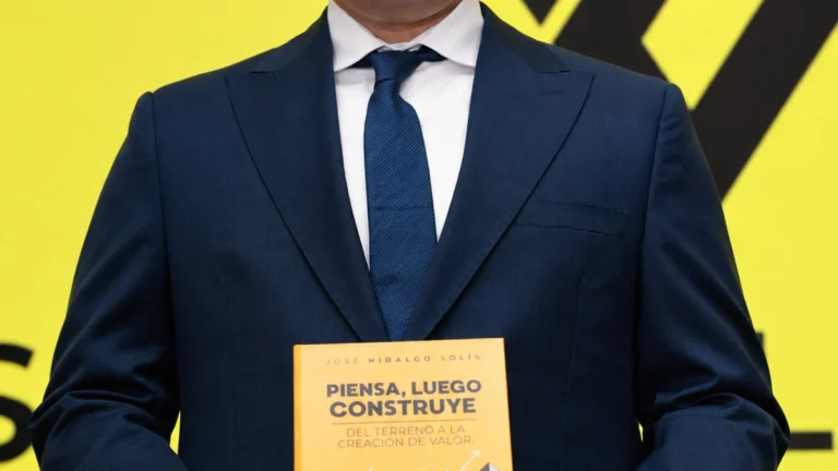 Presentación del libro Piensa, luego construye en Guayaquil
