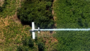 Aeronave realizando aspersión aérea sobre plantaciones en Colombia