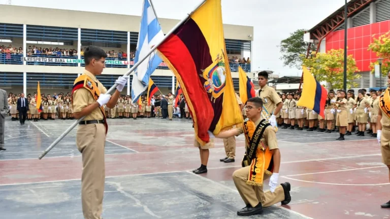 Estudiantes de bachillerato jurando lealtad a la bandera nacional