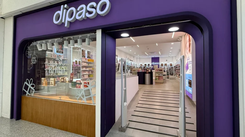 Entrada de una tienda DIPASO con productos de cuidado personal